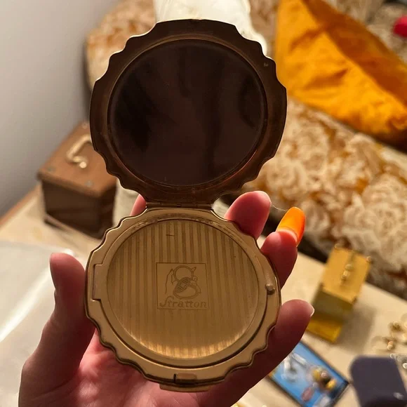 Vintage 1960s Stratton Makeup Compact